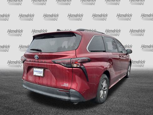 Used 2023 Toyota Sienna XLE image 11