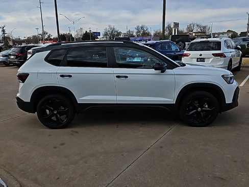 Used 2025 Volkswagen Taos SE image 4