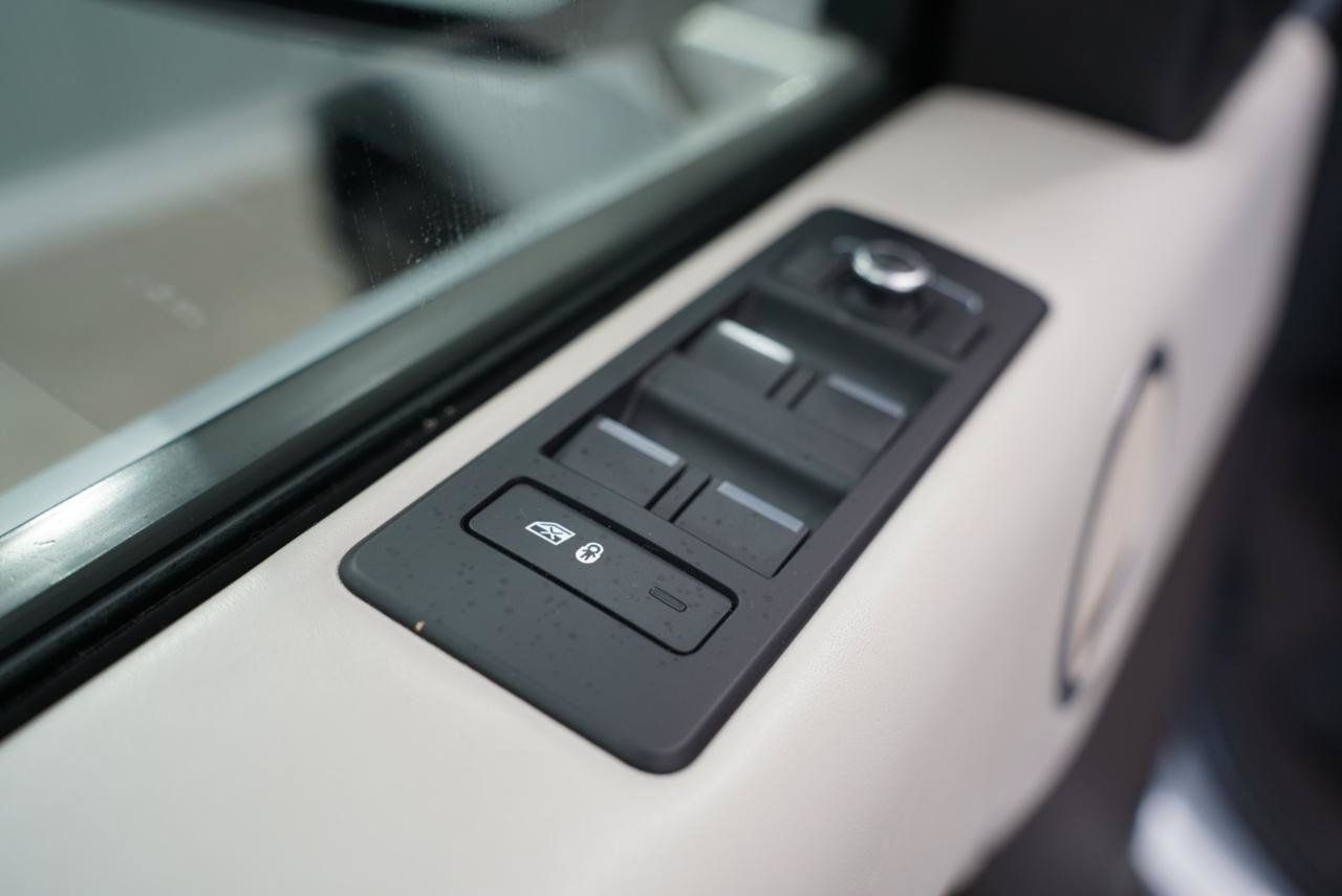 Used 2018 Land Rover Discovery HSE Luxury AWD/4WD image 30