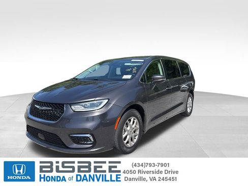 Used 2023 Chrysler Pacifica Touring-L FWD image 1