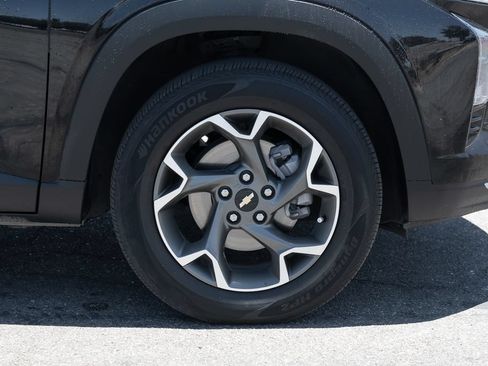 Used 2025 Chevrolet Trax LT FWD image 12