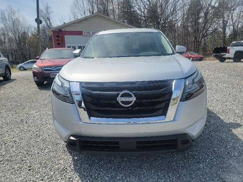 Used 2025 Nissan Pathfinder SV image 2