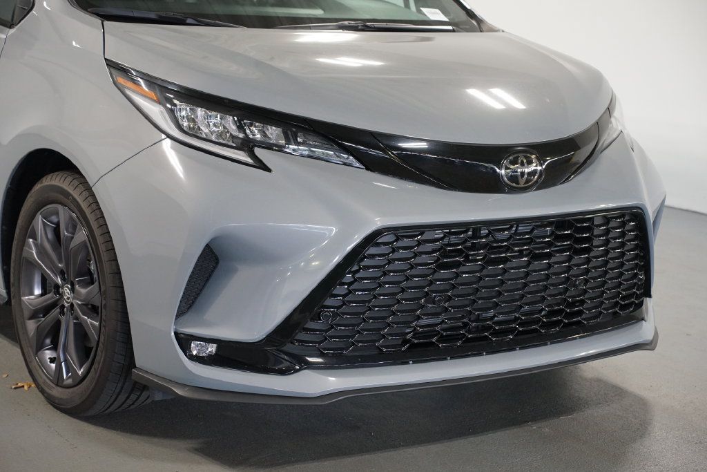 Used 2026 Toyota Sienna XSE FWD image 4