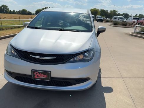 Used 2022 Chrysler Voyager LX FWD image 4