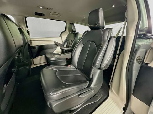 Used 2023 Chrysler Pacifica Touring-L FWD image 24