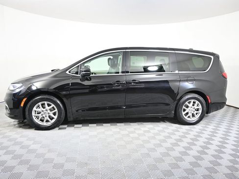 Used 2024 Chrysler Pacifica Touring-L FWD image 2