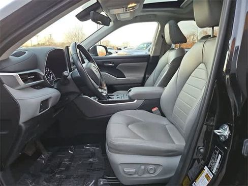 Used 2022 Toyota Highlander XLE image 17