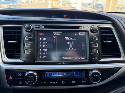 Used 2015 Toyota Highlander XLE image 12