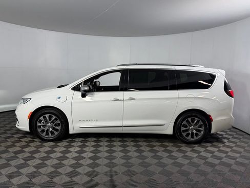 Used 2023 Chrysler Pacifica Pinnacle FWD image 11