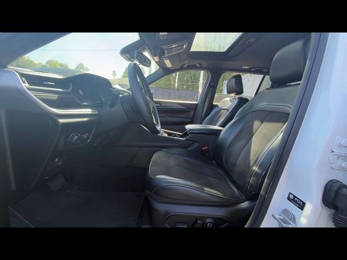 Used 2023 Jeep Grand Cherokee Altitude AWD/4WD image 7
