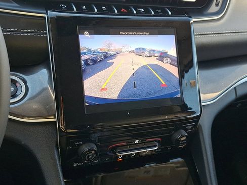 Used 2023 Jeep Grand Cherokee Laredo image 26