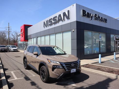 Certified 2025 Nissan Rogue SV AWD/4WD image 2