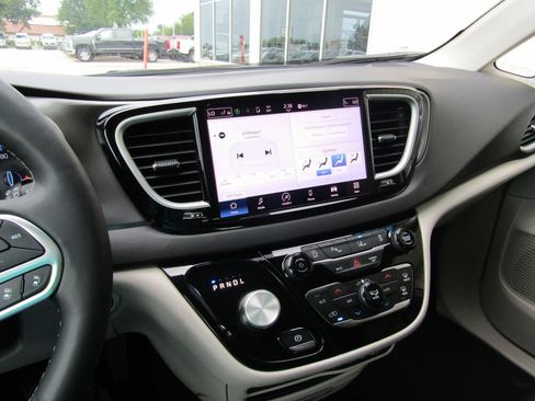 Used 2024 Chrysler Pacifica Touring-L FWD image 29