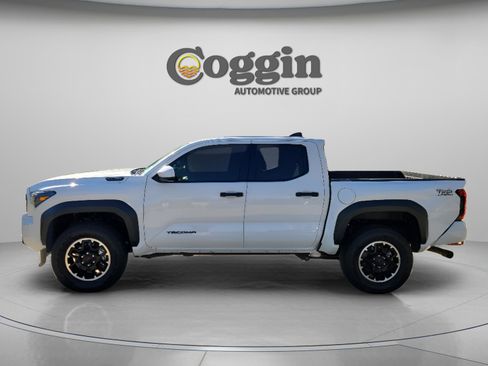 Certified 2025 Toyota Tacoma TRD Off-Road image 3