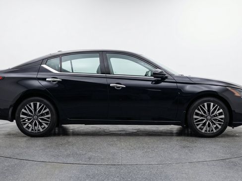 Used 2025 Nissan Altima 2.5 SV FWD image 11