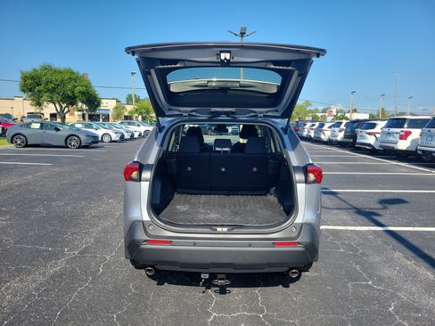 Used 2025 Toyota RAV4 LE AWD/4WD image 10