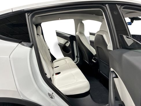 Certified 2021 Tesla Model Y Long Range AWD/4WD image 11
