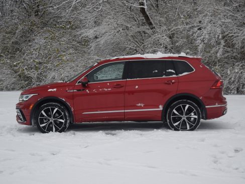 Used 2024 Volkswagen Tiguan SEL R-Line image 24