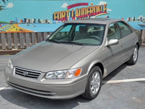 Used 2001 Toyota Camry XLE image 1