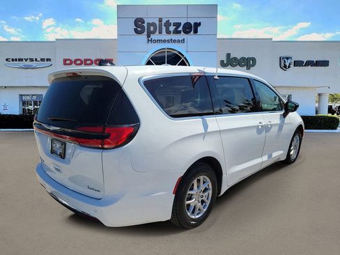 Used 2024 Chrysler Pacifica Touring-L image 2