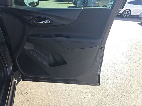 Used 2022 Chevrolet Equinox RS w/ Infotainment Package image 31