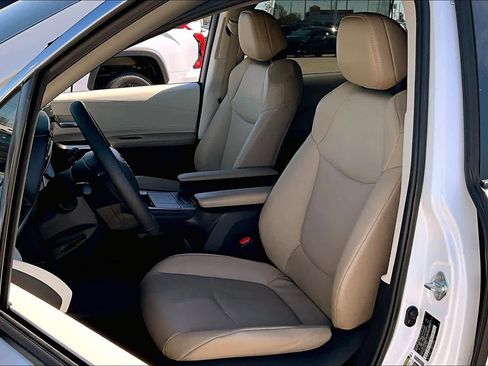 Used 2022 Toyota Sienna XLE image 7