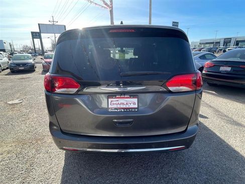 Used 2020 Chrysler Pacifica Touring-L image 8
