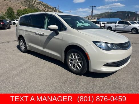 Used 2017 Chrysler Pacifica Touring FWD image 1