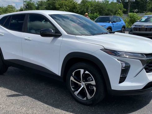 Certified 2024 Chevrolet Trax RS FWD image 2