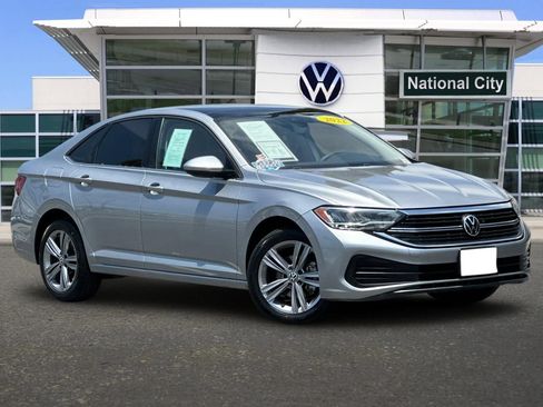 Used 2022 Volkswagen Jetta SE w/ Panoramic Sunroof Package FWD image 2