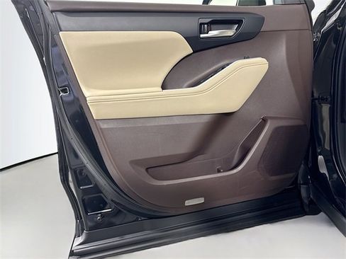 Used 2021 Toyota Highlander XLE image 13