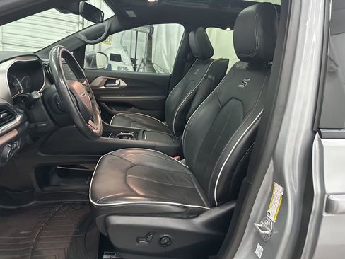 Used 2021 Chrysler Pacifica Limited w/ Uconnect Theater Family Group image 19