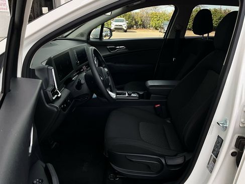 Used 2025 Kia Sportage LX image 10