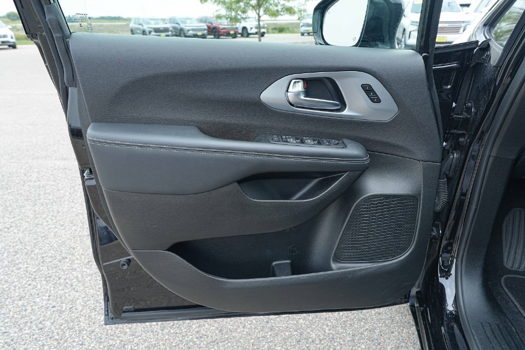 Used 2025 Chrysler Pacifica Limited FWD image 26