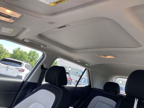 Used 2025 Hyundai Venue SEL FWD image 22