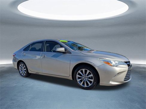 Used 2017 Toyota Camry XLE image 2