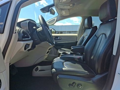 Used 2023 Chrysler Pacifica Touring-L FWD image 14