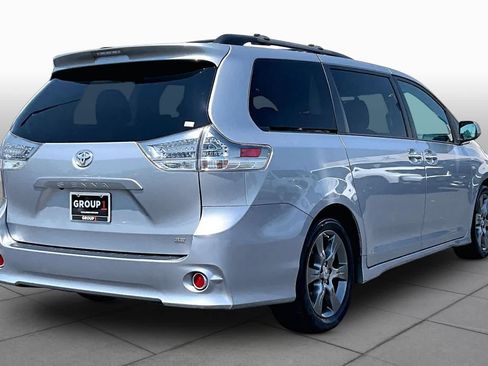 Used 2016 Toyota Sienna SE w/ SE Preferred Package FWD image 12