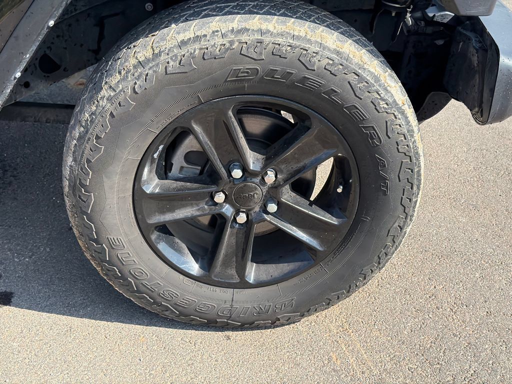 Used 2022 Jeep Wrangler Unlimited Sahara AWD/4WD image 12