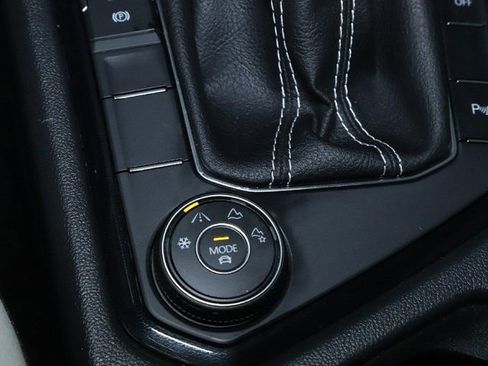 Used 2025 Volkswagen Taos SE image 29