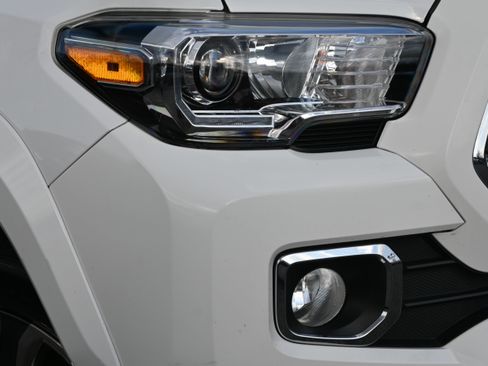 Used 2019 Toyota Tacoma Limited image 13