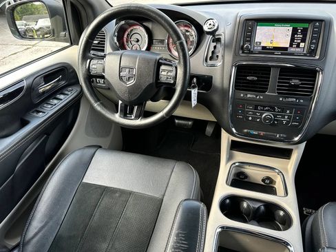 Used 2016 Dodge Grand Caravan SXT FWD image 10
