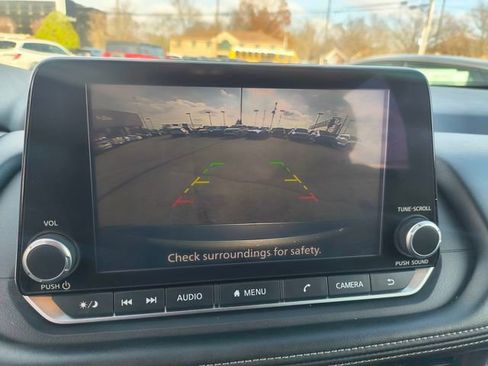 Used 2024 Nissan Rogue SV image 3