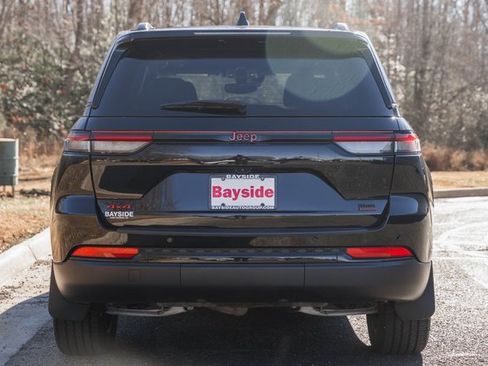 Used 2025 Jeep Grand Cherokee Altitude image 6