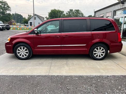 Used 2011 Chrysler Town & Country Touring-L FWD image 4