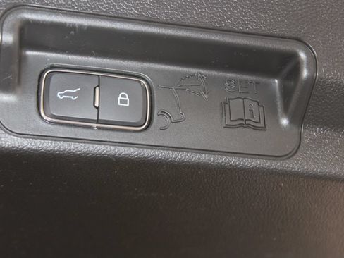 Used 2024 Ford Explorer XLT RWD image 14