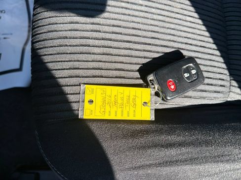 Used 2016 Toyota Prius V Three FWD image 28
