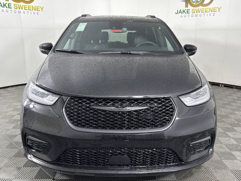 New 2026 Chrysler Pacifica Select image 2