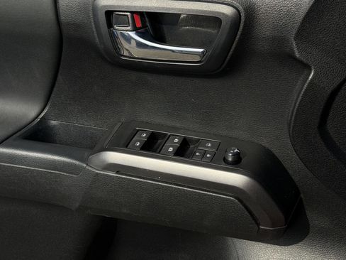 Used 2022 Toyota Tacoma TRD Sport image 21