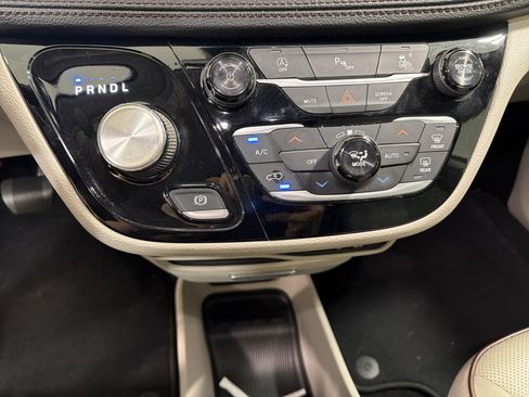 Used 2018 Chrysler Pacifica Limited FWD image 17